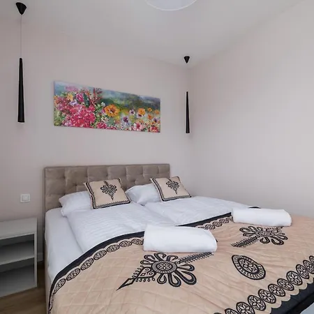 Wellness Zone, Gym, Sauna, Jacuzzi & Children's In By Renters